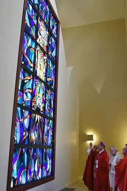 Instalan vitral que pertenecía al monasterio de los Trapistas en la Iglesia  Holy Family 