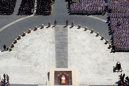 Poor and powerful pray for eternal repose of a pope �with an open heart�