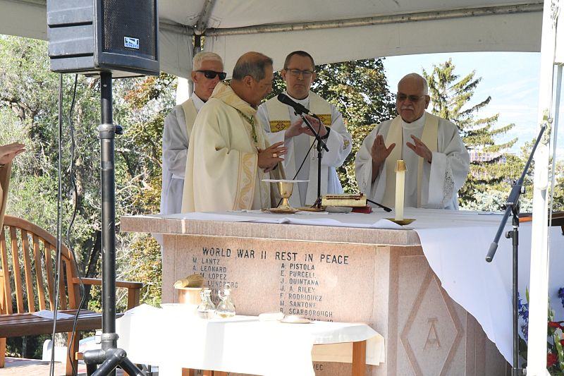 El Obispo Solis honra a los héroes caídos durante la Misa del �Memorial Day�